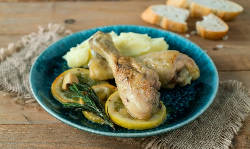 Jamoncitos o muslos de pollo al horno con limón y romero